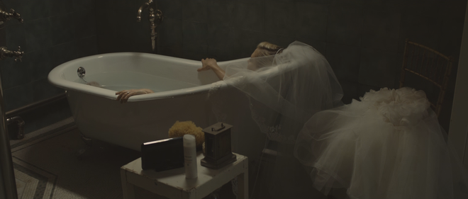 IMAGE: Film still - Dunst in bath